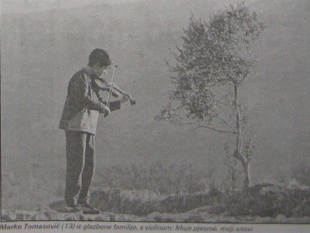 Marko Tomasovic svira violinu