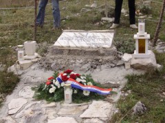 Spomen-ploča i vijenac mijestu pogibije Franje Tomasovića - Banje, Čepikuće